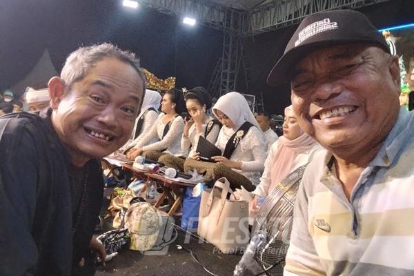Tokoh Seni Jawa Barat H. Awandi Siroj Suwandi (Kanan( bersama seniman lawak Kang Ohang