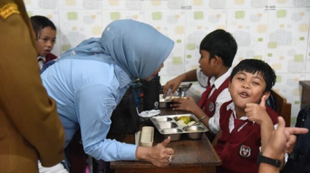 Wakil Bupati Sidoarjo, Hj. Mimik Idayana, melakukan kunjungan langsung ke SDN Pucang 1