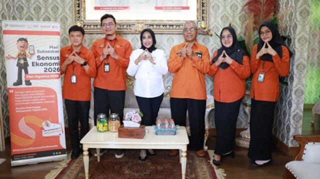 Wakil Bupati berfoto bwrsama usai terima audiensi dari Badan Pusat Statistik (BPS) Kabupaten Sidoarjo di Rumah Dinas