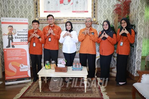Wakil Bupati berfoto bwrsama usai terima audiensi dari Badan Pusat Statistik (BPS) Kabupaten Sidoarjo di Rumah Dinas