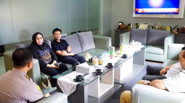 Anggota DPRD Jawa Barat Sri Rahayu Agustina berdiskusi bersama Kapolres Karawang