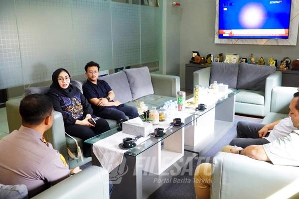 Anggota DPRD Jawa Barat Sri Rahayu Agustina berdiskusi bersama Kapolres Karawang