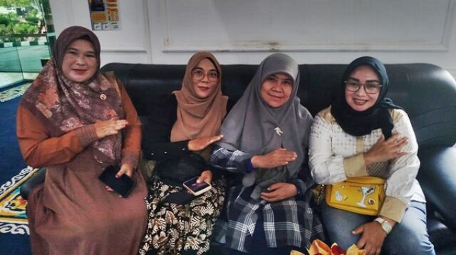 Anggota DPRD Jawa Barat Sri Rahayu Agustina bersama Ketua BKMM-DMI Karawang Hj. Siti Rohbaniati