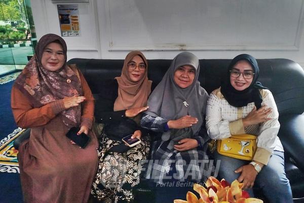 Anggota DPRD Jawa Barat Sri Rahayu Agustina bersama Ketua BKMM-DMI Karawang Hj. Siti Rohbaniati