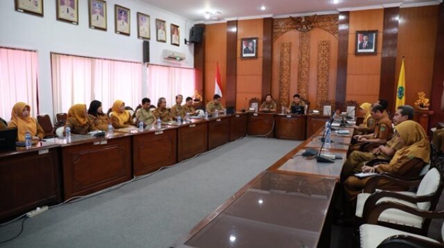 Bupati Sidoarjo saat audiensi bersama Tim Dinas Lingkungan Hidup dan Kebersihan (DLHK)