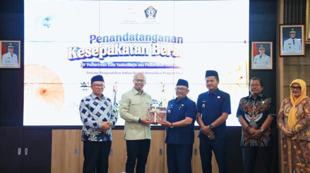 Foto bersama usai penandatanganan kerja sama antara Wali Kota Viman Alfarizi Ramadhan dan Bupati Blitar Rijanto, didampingi Beky Herdiansyah, Supriadi, dan Susi Narulita.
