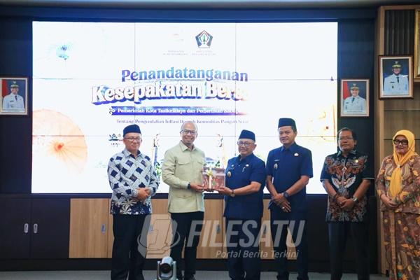 Foto bersama usai penandatanganan kerja sama antara Wali Kota Viman Alfarizi Ramadhan dan Bupati Blitar Rijanto, didampingi Beky Herdiansyah, Supriadi, dan Susi Narulita.