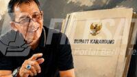 Ilustrasi Asep Agustian dengan latar map bertuliskan Bupati Karawang terkait klarifikasi dokumen usulan SPPG Ilustrasi Asep Agustian dengan latar map bertuliskan Bupati Karawang terkait klarifikasi dokumen usulan SPPG