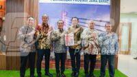 Ketua DPRD Karawang bersama Bupati Karawang saat terima hasil BPK RI