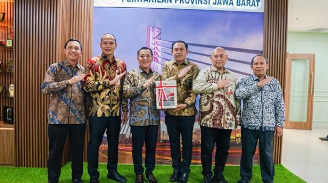 Ketua DPRD Karawang bersama Bupati Karawang saat terima hasil BPK RI