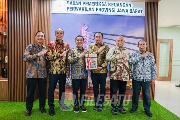 Ketua DPRD Karawang bersama Bupati Karawang saat terima hasil BPK RI
