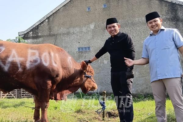 Ketua DPRD Karawang saat menerima Sapi Kurban dari Presiden RI