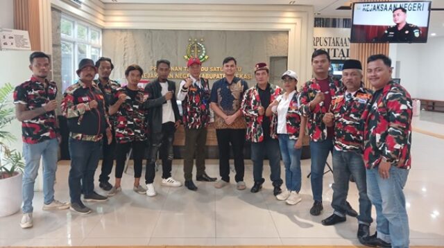 LMP Marcab Bekasi saat di Kejari Bekasi