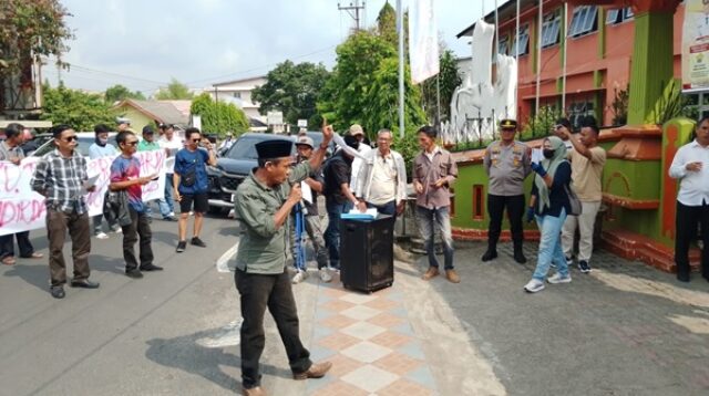 Lembaga Swadaya Masyarakat (LSM) Sriwijaya Corruption Watch (SCW) Korwil OKU Raya saat aksi unuj rasa