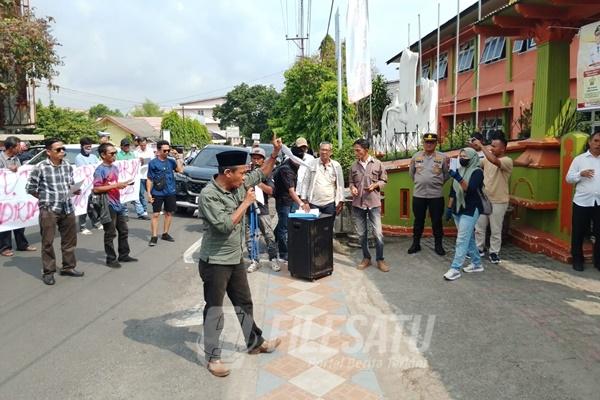 Lembaga Swadaya Masyarakat (LSM) Sriwijaya Corruption Watch (SCW) Korwil OKU Raya saat aksi unuj rasa