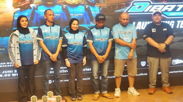Owner Dibatama Motorsport bersama jajaran pembalap dan manajemen berfoto usai peluncuran resmi tim untuk menghadapi berbagai kejuaraan nasional dan internasional musim 2026 di Purwakarta