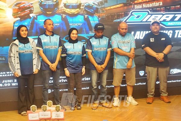 Owner Dibatama Motorsport bersama jajaran pembalap dan manajemen berfoto usai peluncuran resmi tim untuk menghadapi berbagai kejuaraan nasional dan internasional musim 2026 di Purwakarta