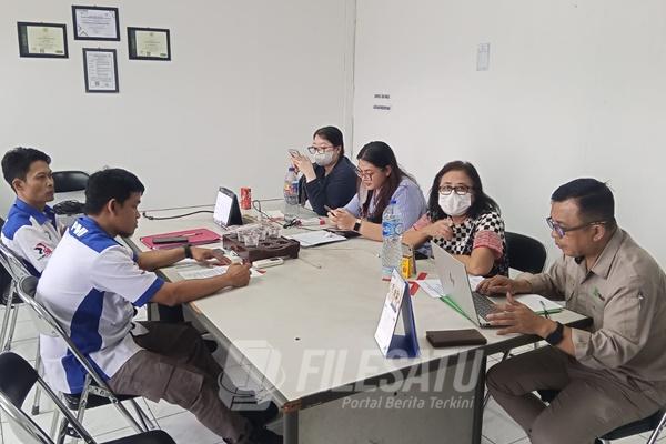 Pertemuan bipartit yang berlangsung di Ruang Meeting Main Office Lt. 2 PT Saranacentral Bajatama Tbk, Karawang