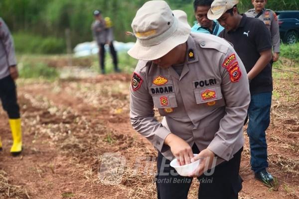 Satreskrim Polres Karawang Pantau Kebutuhan Pupuk Petani