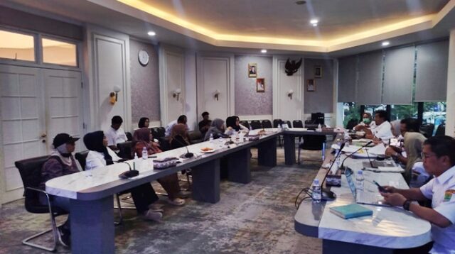 Sri Rahayu Agustina dan Hj. Siti Rohbaniati melakukan kunjungan ke RSUD Karawang untuk memperoleh data dan informasi terkait penyebaran HIV-AIDS