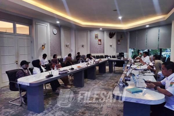 Sri Rahayu Agustina dan Hj. Siti Rohbaniati melakukan kunjungan ke RSUD Karawang untuk memperoleh data dan informasi terkait penyebaran HIV-AIDS