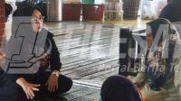 Sri Rahayu berdialog dengan pengurus Yayasan Sultan KH Hasanudin Jalil saat mengunjungi Cahaya anak disabilitas di Yayasan Karawang untuk melihat langsung kondisi dan kebutuhannya Sri Rahayu berdialog dengan pengurus Yayasan Sultan KH Hasanudin Jalil saat mengunjungi Cahaya anak disabilitas di Yayasan Karawang untuk melihat langsung kondisi dan kebutuhannya