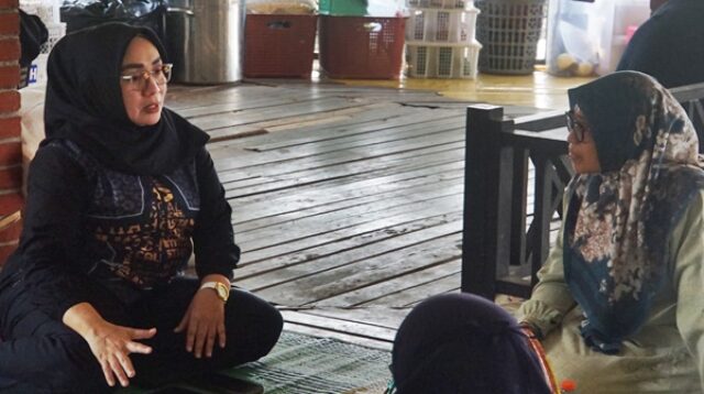 Sri Rahayu berdialog dengan pengurus Yayasan Sultan KH Hasanudin Jalil saat mengunjungi Cahaya anak disabilitas di Yayasan Karawang untuk melihat langsung kondisi dan kebutuhannya