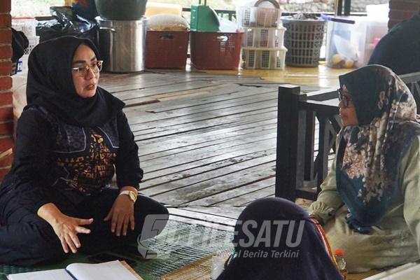 Sri Rahayu berdialog dengan pengurus Yayasan Sultan KH Hasanudin Jalil saat mengunjungi Cahaya anak disabilitas di Yayasan Karawang untuk melihat langsung kondisi dan kebutuhannya