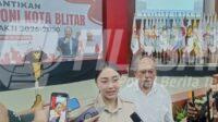 Tampak Wakil Ketua KONI Kota Blitar Elim Tyu Samba Memberikan Keterangan Pers Seusai Dilantik Dan Bakal Menerima Amanah Dari Samanhudi Anwar Yang Mengundurkan Diri Dari Posisi Ketua
