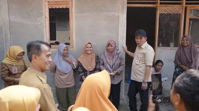 Bupati Karawang meninjau pelaksanaan rehabilitasi Rutilahu