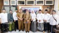 Direktur RSUD dr. H. Moh. Anwar (RSUDMA) Sumenep, dr. Hj. Erliyati, M.Kes berfoto bersama dengan pengurus LKNU