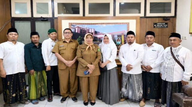 Direktur RSUD dr. H. Moh. Anwar (RSUDMA) Sumenep, dr. Hj. Erliyati, M.Kes berfoto bersama dengan pengurus LKNU