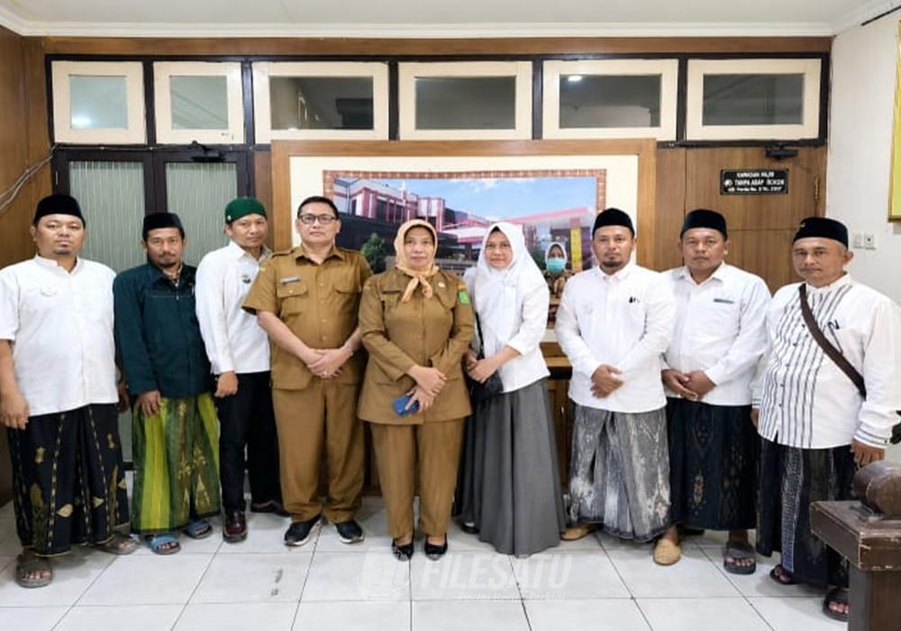 Direktur RSUD dr. H. Moh. Anwar (RSUDMA) Sumenep, dr. Hj. Erliyati, M.Kes berfoto bersama dengan pengurus LKNU