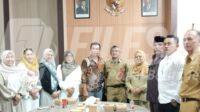 Inayanti Kusumasari (kiri) bersama koleganya di Komisi II DPRD Banyuwangi saat kunjungan ke Dinas Pertanian dan Ketahanan Pangan Kota Batu