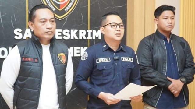 Kasi Humas Polres Pamekasan IPTU Yoni Evan Pratama (tengah)