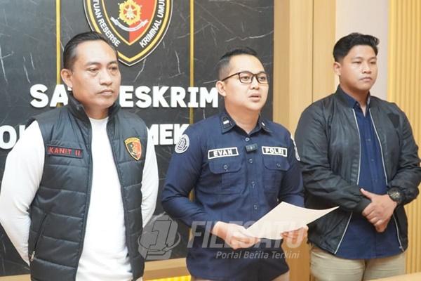 Kasi Humas Polres Pamekasan IPTU Yoni Evan Pratama (tengah)