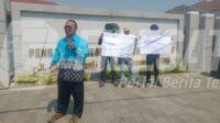 Keluarga Korban Pembunuhan di Karawang Demo PN dan Kejari Keluarga Korban Pembunuhan di Karawang Demo PN dan Kejari