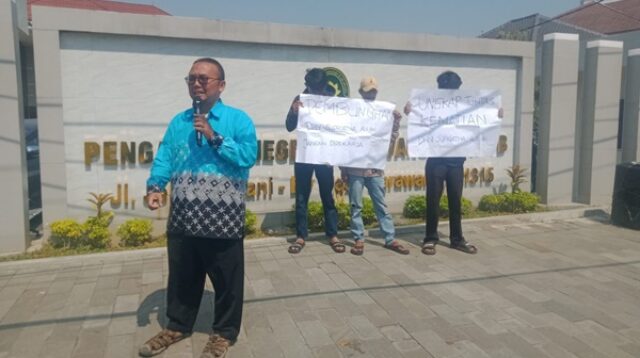 Keluarga Korban Pembunuhan di Karawang Demo PN dan Kejari