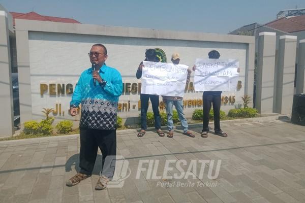 Keluarga Korban Pembunuhan di Karawang Demo PN dan Kejari