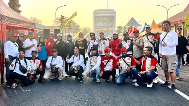 Ketua TP PKK Sriatun Subandiberfoto bersama usai Buka Pasar Rakyat Sembako Murah di Sidoarjo