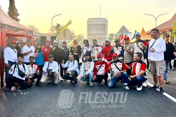 Ketua TP PKK Sriatun Subandiberfoto bersama usai Buka Pasar Rakyat Sembako Murah di Sidoarjo