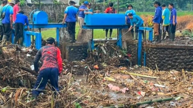 Korsda Genteng melakukan pembersihan Sampah di Pengairan Genteng