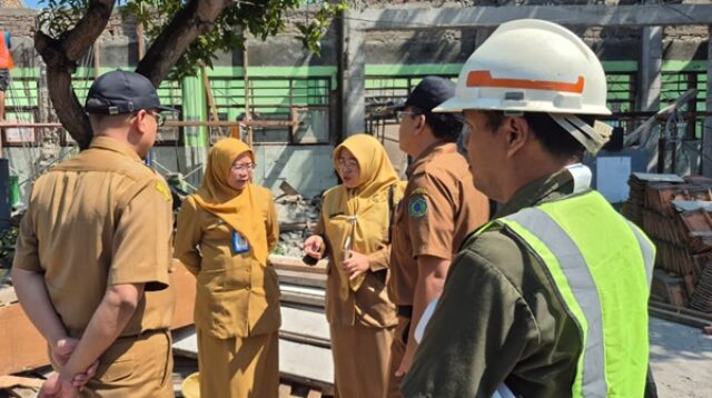 Pelaksana Tugas (Plt.) Kepala Dinas Pendidikan dan Kebudayaan Kabupaten Sidoarjo, Dr. Netti Lastiningsih, M.Pd, meninjau langsung pelaksanaan rehabilitasi bangunan di SDN Sidokerto