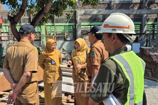 Pelaksana Tugas (Plt.) Kepala Dinas Pendidikan dan Kebudayaan Kabupaten Sidoarjo, Dr. Netti Lastiningsih, M.Pd, meninjau langsung pelaksanaan rehabilitasi bangunan di SDN Sidokerto