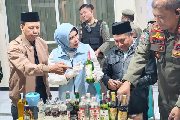 Wakil Bupati Sidoarjo, Mimik Idayana saat inspeksi mendadak (sidak) dan razia
