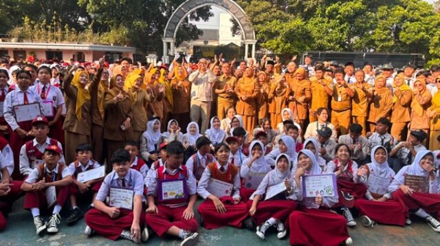 Wali Kota Bandung Muhammad Farhan meninjau pelaksanaan MPLS bagi 52 Ribu Peserta Didik Baru di Bandung di SMP Negeri 10 Kota Bandung