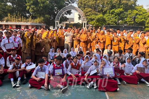 Wali Kota Bandung Muhammad Farhan meninjau pelaksanaan MPLS bagi 52 Ribu Peserta Didik Baru di Bandung di SMP Negeri 10 Kota Bandung