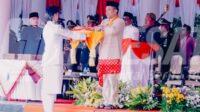 Bupati Karawang saat serahkan bendera dalam Upacara HUT RI ke 81