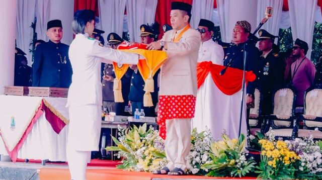 Bupati Karawang saat serahkan bendera dalam Upacara HUT RI ke 81