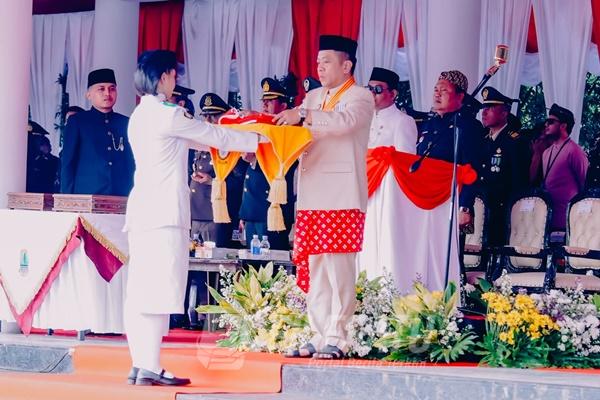 Bupati Karawang saat serahkan bendera dalam Upacara HUT RI ke 81